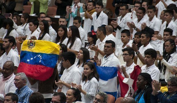 Representantes de la Escuela Latinoamericana de Medicina durante el acto por el 13 aniversario del ALBA. Foto: Cubadebate.