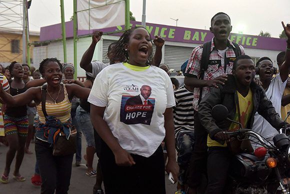 Seguidores de Weah celebran su victorial electoral. Foto: AFP.