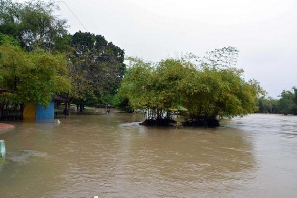 Área recreativa del balneario del río Bayamo inundada por la crecida de este, provocada por las precipitaciones del frente frío que afecta a Cuba, en la ciudad de Bayamo, provincia  Granma. Foto:  Armando Ernesto Contreras/ ACN.