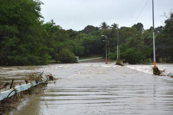 Crecida del río Bayamo sobrepasa puente de la carretera vía Manzanillo, provocada por las precipitaciones del frente frío que afecta a Cuba, en la ciudad de Bayamo, provincia Granma. Foto:  Armando Ernesto Contreras/ ACN.