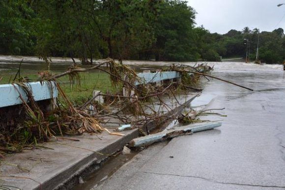 Crecida del río Bayamo destruye parte de la protección cercana al puente de la carretera vía Manzanillo, provocada por las precipitaciones del frente frío que afecta a Cuba. Foto:  Armando Ernesto Contreras/ ACN.