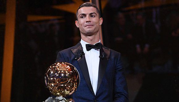 Cristiano Ronaldo recibe su quinto Balón de Oro: Foto: AFP.