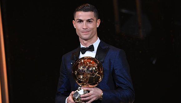 Cristiano Ronaldo recibió hace unos días su quinto Balón de Oro. Foto tomada de France Football.