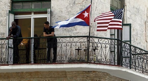 Banderas de Cuba y Estados Unidos en un balcón de la Habana Vieja, luego del anuncio de la normalización de las relaciones entre ambos países. Foto: EFE.