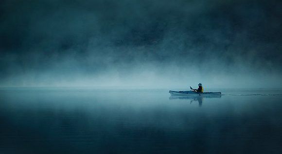 Una barca solitaria con su remero en la penumbra desconocida fue para Flirckr el lugar 17 entre sus fotos del año. Foto: “Solitude“ de Ania Tuzel.