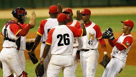 Matanzas blanqueó 7-0 a Las Tunas, para arrebatarle el primer lugar del campeonato cubano de béisbol. Foto: Roberto Morejón/JIT
