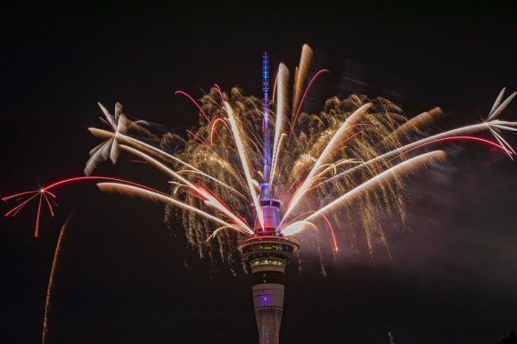 Más de 5 minutos de fuegos artificiales sobre la torre de comunicaciones Sky Tower han dado la bienvenida al Año Nuevo en Auckland (Nueva Zelanda). Foto: Getty Images.