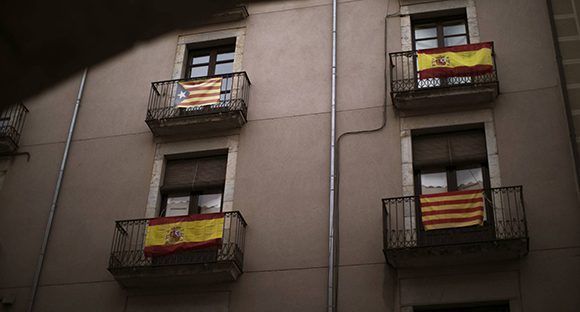 Un edificio de Barcelona con banderas españolas y catalanas.  Foto: Emilio Morenatti/ AP.