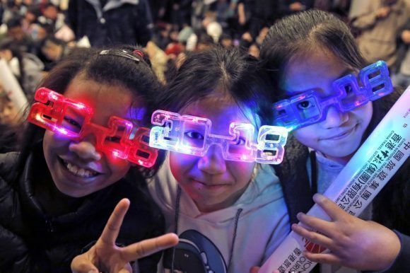 Niñas con gafas esperan la llegada de 2018 en Hong Kong. Foto: AP.