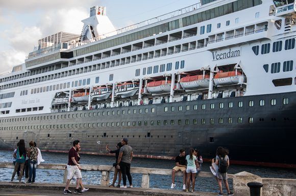 Veendam es el tercer buque de la sucursal de Carnival. Foto: L Eduardo Domínguez/ Cubadebate.