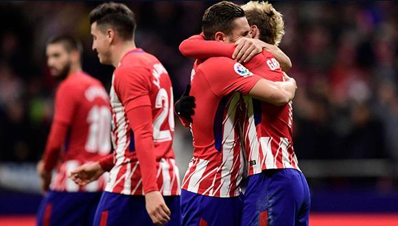 Griezmann y Koke se abrazan para celebrar el segundo gol del Atlético. Foto: Javier Soriano / AFP