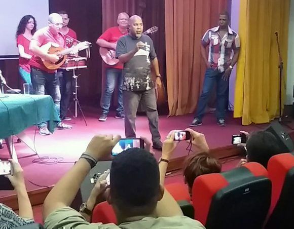 El poeta Alexis Díaz-Pimienta canta en homenaje al Punto Cubano en el teatro Abelardo Estorino, en el Ministerio de Cultura. Foto: Captura de pantalla/ Cubadebate/ Youtube.