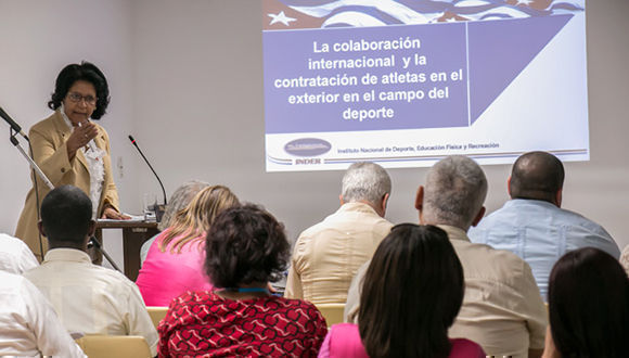 La colaboración y contratación del deporte cubano fue resaltado este martes durante las comisiones del X Período de Sesiones de la VIII Legislatura de la Asamblea Nacional. Foto: Roberto Morejón.