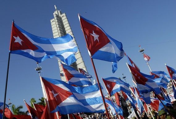 banderas-cubanas-en-la-plaza-de-la-revolucion