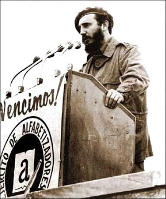 Fidel pronuncia discurso en la concentración en la Plaza de la Revolución "José Martí", para proclamar a Cuba Territorio Libre de Analfabetismo el 22 de diciembre de 1961. Foto: Periódico Escambray /Sitio Fidel Soldado de las Ideas