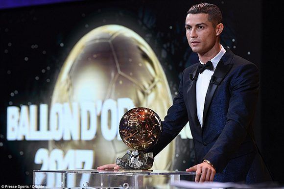 Cristiano Ronaldo junto a su quinto Balón de Oro. Foto: Press Sport. 