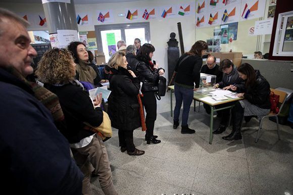 Ambiente para las elecciones del 21-D, en el Instituto Jaume Balmes, en Barcelona. Foto: Samuel Sánchez/El País