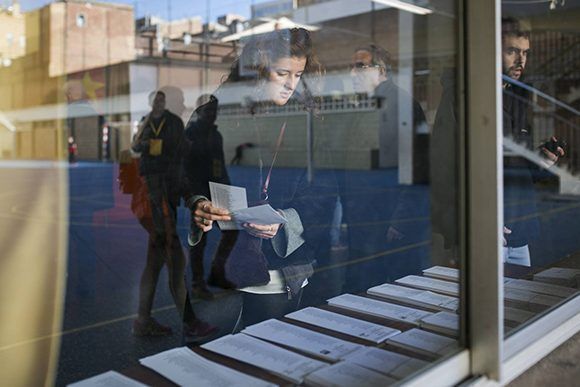 Una votante escoge una papeleta del colegio La Salle del barrio de Gràcia (Barcelona). MASSIMILIANO MINOCRIUna votante escoge una papeleta del colegio La Salle del barrio de Gràcia (Barcelona). Foto: Massimiliano Minocri/El País