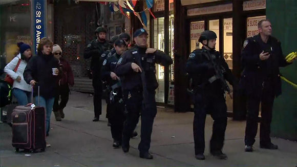 La policía alejó a los pasajeros y peatones de la Terminal de Autobuses de la Autoridad Portuaria luego de los informes de una explosión ocurrida el 11 de diciembre de 2017 en Nueva York. Foto: NBC.