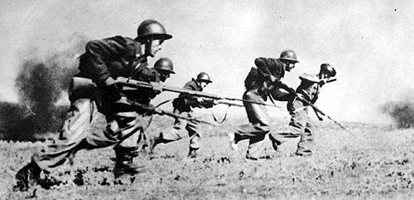 La 46ª División del teniente coronel Valentín González «El Campesino», en una ofensiva de la batalla del Ebro (1938). Foto: Archivo ABC
