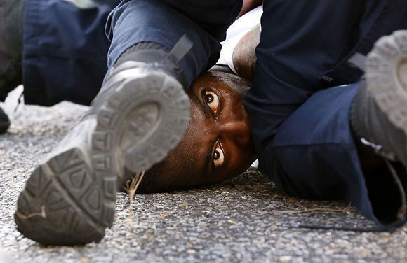 El fotógrafo Jonathan Bachman ha sido el ganador de la categoría "Color general" (General Color) con su fotografía "Ojos del manifestante", tomada en una protesta en Baton Rouge, Louisiana, el 9 de julio de 2016 por la muerte de Alton Sterlling, un hombre negro que fue disparado por dos policías blancos.