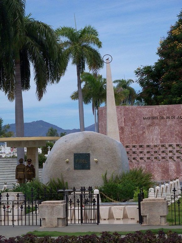 Una de las palomas que pueden verse en las cercanías del monumento funerario que atesora las cenizas de Fidel Autor: Jorge Luis Guibert.