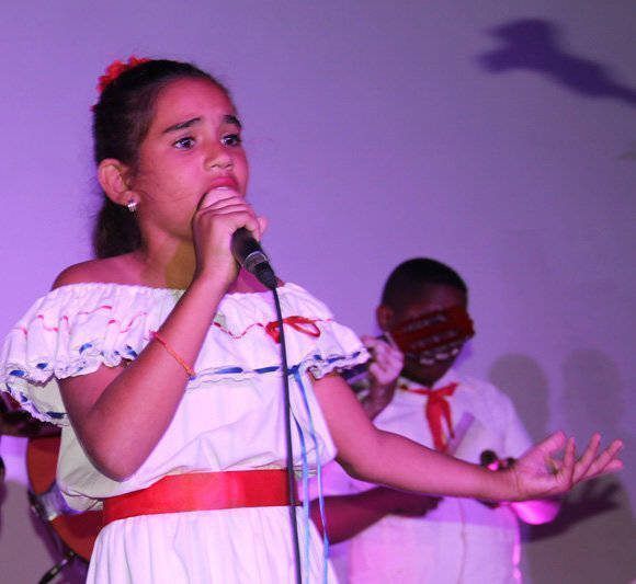 Una niña llamada Midiala Hernández, canta una tonada. Foto: José Raúl Concepción/Cubadebate/ Archivo.
