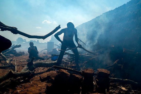 Gente que hornea ladrillos durante una sequía en Malawi que ocurrió en 2016. Foto: The New York Times.