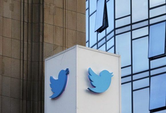 El logotipo de Twitter afuera de la sede de la compañía en San Francisco. Foto: AP. 