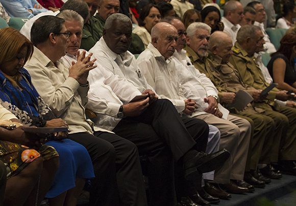 En la primera fila, el Segundo Secretario del Comité Central del Partido Comunista de Cuba, José Ramón Machado Ventura, acompañado de otros miembros del Buró Político y del Secretariado del Comité Central. Foto: Irene Pérez/ Cubadebate.