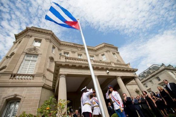 Izado de la bandera cubana en la apertura de la Embajada en Washington. Foto: Andrew Harnik/ AP.