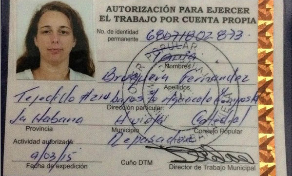 La Dirección de Trabajo Municipal de La Habana Vieja le otorgaba el permiso a Tania Brugueras para ejercer como Repasadora a domicilio de niños de primaria y secundaria básica. Foto: Kickstarter