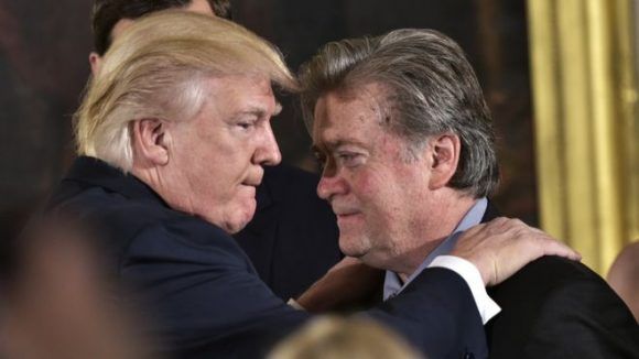 Trump y Bannon, meses atrás. Foto tomada de BBC.