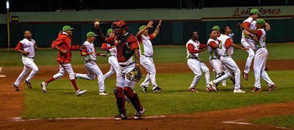 Nocaut a Industriales pone a Las Tunas en gran final del Béisbol cubano