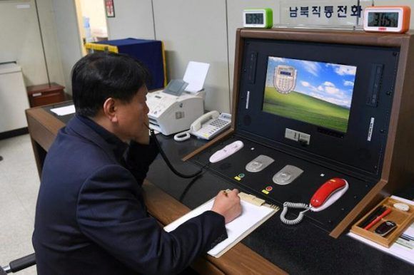 Oficial surcoreano conversa con homólogo de Corea del Norte. Foto: Reuters.