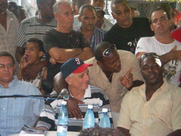 Tabares y Lazo, junto al autor, durante la presentación de "El Rascacielos de Cuba" en el Parque Central de La Habana. Detrás Víctor Mesa.