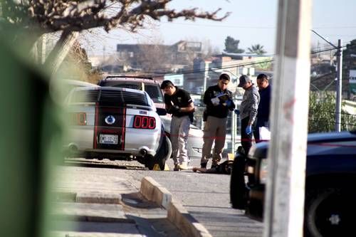 Policías ministeriales realizan las indagatorias sobre un hombre ejecutado ayer en la colonia Las Aztecas, en Ciudad Juárez, Chihuahua. Foto: Cuartoscuro.