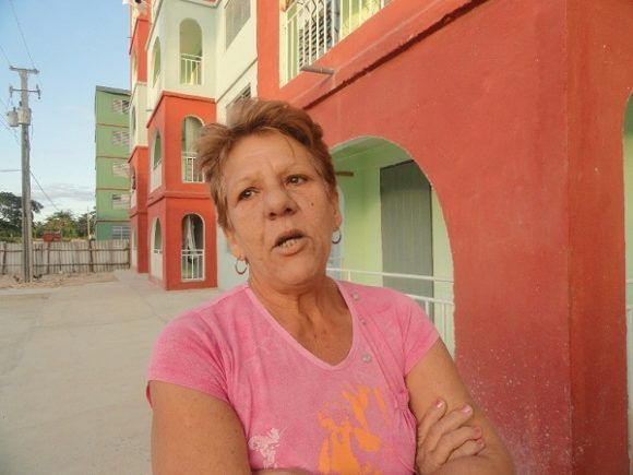 Reina María Mergoyo Pérez, lleva dos meses en Junco Sur, atrás dejó los 47 años de vivir en una ciudadela sin las condiciones mínimas de habitabilidad, agradece a las autoridades por el apartamento. Foto: Magalys Chaviano Álvarez.