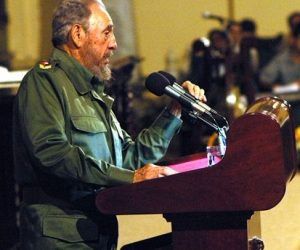 Fidel durante su intervención en el Aula Magna de la Universidad de La Habana el 17 de noviembre de 2005. (Foto: Ángel González Baldrich)