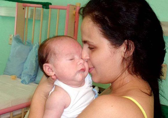 maternidad madre cuba bebe natalidad Ronald Suárez Rivas Granma