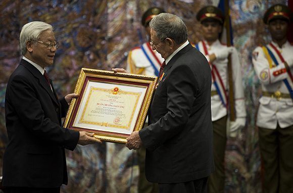 Nguyen Phu Trong condecora a Raúl con Orden Estrella Dorada de Vietnam