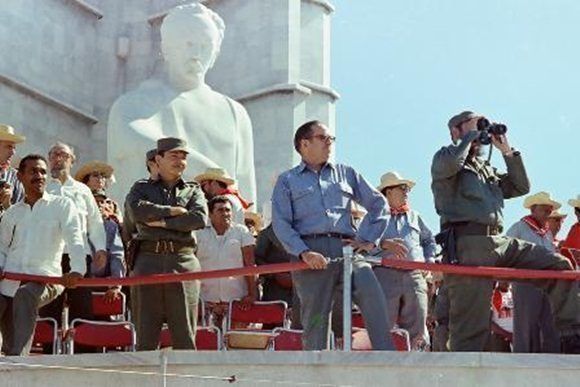Fidel Castro, Osvaldo Dorticós, Raúl Castro y Juan Almeida participan en al acto por el Día Internacional de los Trabajadores en la Plaza de la Revolución. 1ro de mayo de 1972. Foto: Estudios Revolución / Sitio Fidel Soldado de las Ideas