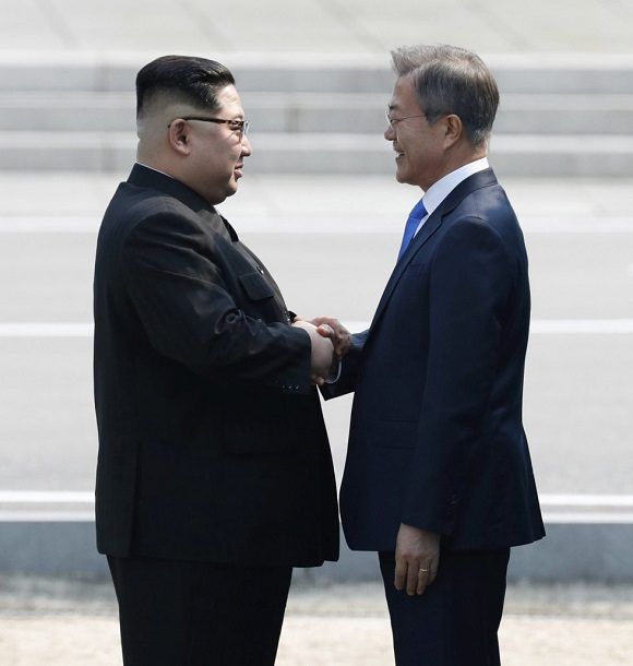 AP-Kim-Jong-un-saluda-a-Moon-Jae-in-en-Corea-del-Sur.-580x610.jpg