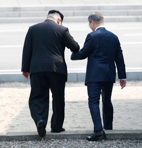 Kim-Jong-un-saluda-a-Moon-Jae-in-en-Corea-del-Sur-Corea-del-Norte-Getty-580x606.jpg