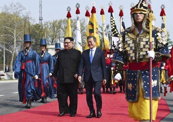 Kim-Jong-un-saluda-a-Moon-Jae-in-en-Corea-del-Sur.-AP-580x411.jpg