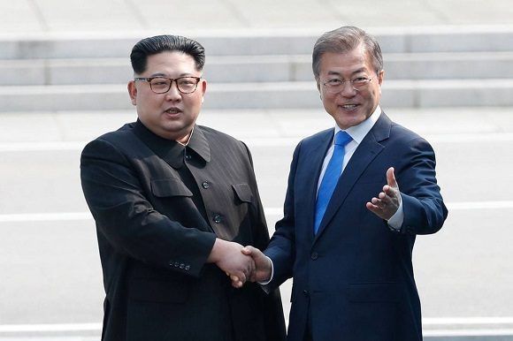 Kim-Jong-un-saluda-a-Moon-Jae-in-en-Corea-del-Sur.-REUTERS-580x386.jpg