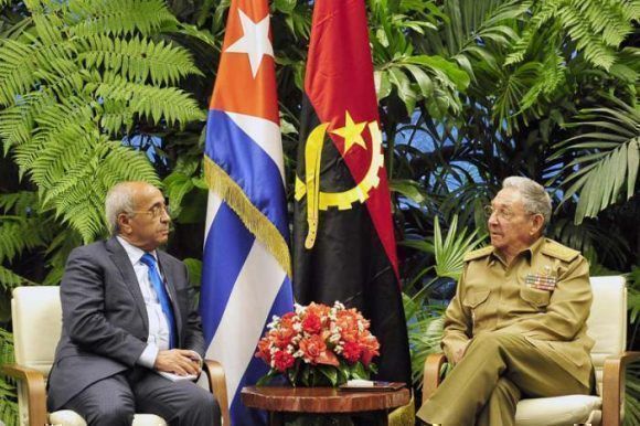Raul Castro receives Angola´s Defense Minister