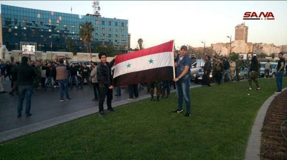 Los sirios salen a las calles a condenar la agresión y festejar fracaso imperial