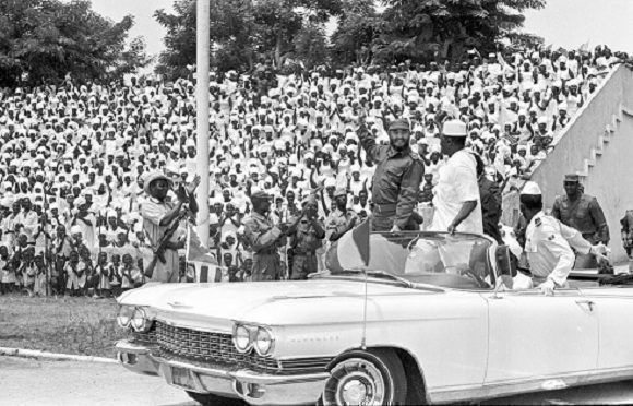 Fidel Castro durante su visita a Guinea, en el acto en honor a la delegación cubana, en el estadio "28 de septiembre". Lo acompaña Ahmed Sekou Touré, presidente de ese país y Agosthino Neto, presidente del Movimiento para la Liberación de Angola, el 5 de mayo de 1972. Foto: Sitio Fidel Soldado de las Ideas.