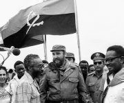 Fidel Castro visita las poblaciones de Quifangondo y Caxito, en compañía del presidente angolano Agosthino Neto, el 24 de marzo de 1977. Foto: Joaquín Viñas/ Sitio Fidel Soldado de las Ideas.